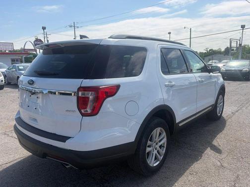 White 2018 Ford Explorer XLT