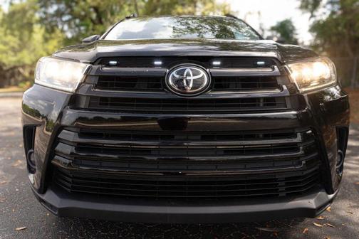 Black 2019 Toyota Highlander SE