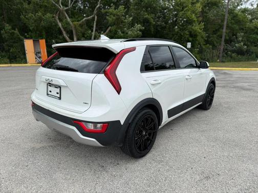 Snow White Pearl 2024 Kia Niro LX