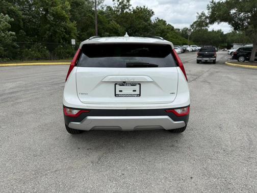 Snow White Pearl 2024 Kia Niro LX
