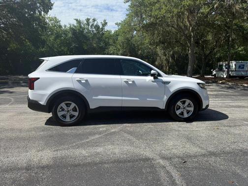 White 2022 Kia Sorento LX