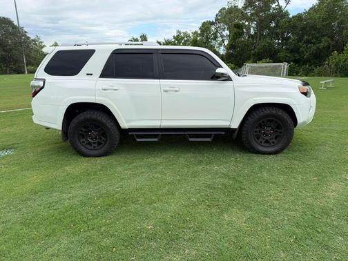 Super White 2018 Toyota 4Runner SR5