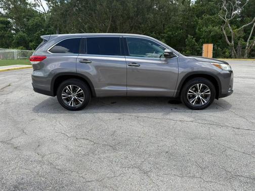 Grey 2017 Toyota Highlander LE I4