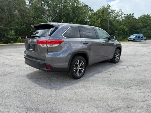 Grey 2017 Toyota Highlander LE I4