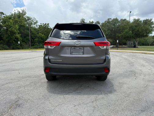 Grey 2017 Toyota Highlander LE I4