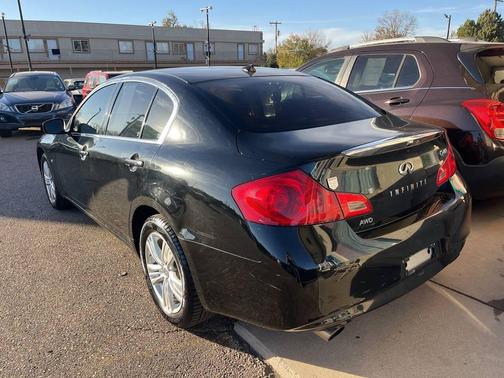 2015 INFINITI Q40 Base