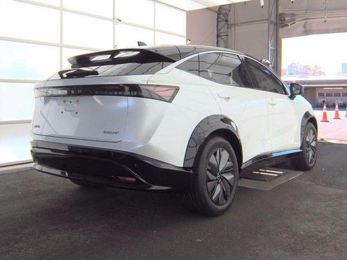 2t Wht Blk Roof 2025 Nissan ARIYA EVOLVE+