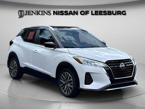 Aspen White / Super Black 2024 Nissan Kicks SV