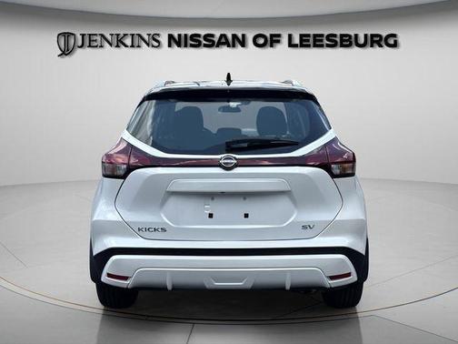 Aspen White / Super Black 2024 Nissan Kicks SV
