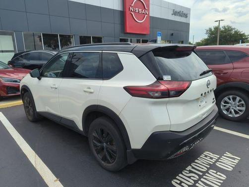 2 Tone White / Black Roof 2023 Nissan Rogue SV