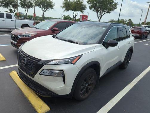2 Tone White / Black Roof 2023 Nissan Rogue SV