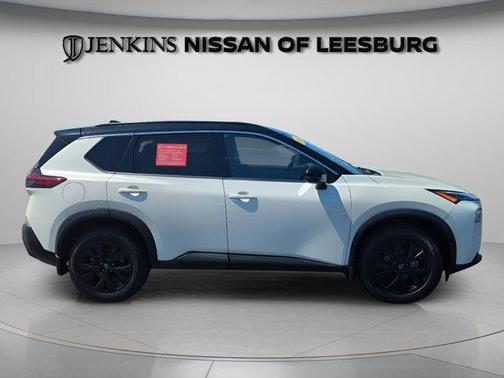 2 Tone White / Black Roof 2023 Nissan Rogue SV
