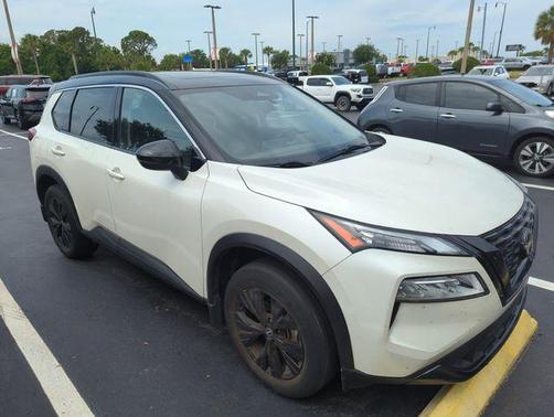 2 Tone White / Black Roof 2023 Nissan Rogue SV