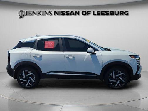 Aspen White Tri 2025 Nissan Kicks SV