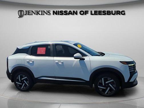 Aspen White Tri 2025 Nissan Kicks SV