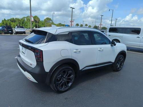 Aspen White Tri 2025 Nissan Kicks SR