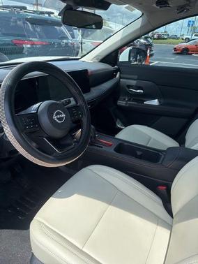 Aspen White Tri 2025 Nissan Kicks SR