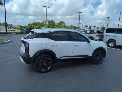 Aspen White Tri 2025 Nissan Kicks SR