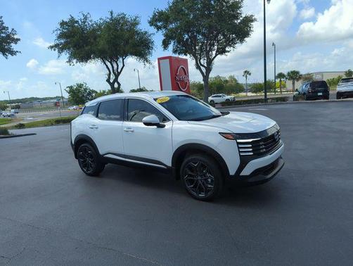Aspen White Tri 2025 Nissan Kicks SR