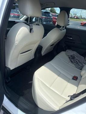 Aspen White Tri 2025 Nissan Kicks SR