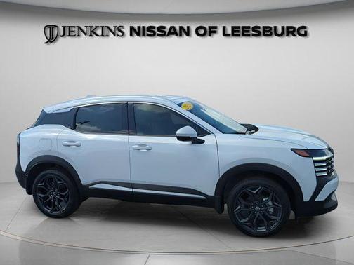 Aspen White Tri 2025 Nissan Kicks SR