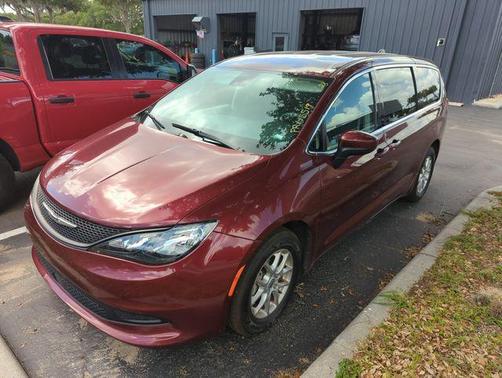 Velvet Red Pearlcoat 2023 Chrysler Voyager LX