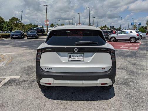 Aspen White Tri 2025 Nissan Kicks SR