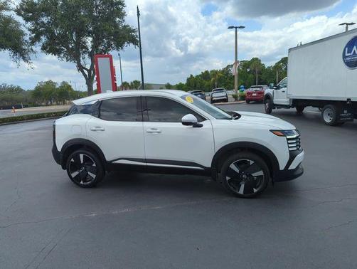 Aspen White Tri 2025 Nissan Kicks SR