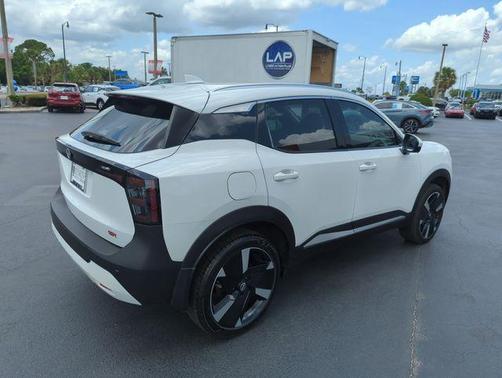 Aspen White Tri 2025 Nissan Kicks SR