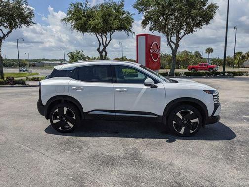 Aspen White Tri 2025 Nissan Kicks SR