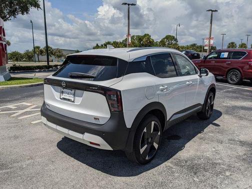 Aspen White Tri 2025 Nissan Kicks SR