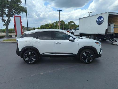 Aspen White Tri 2025 Nissan Kicks SR