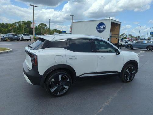 Aspen White Tri 2025 Nissan Kicks SR