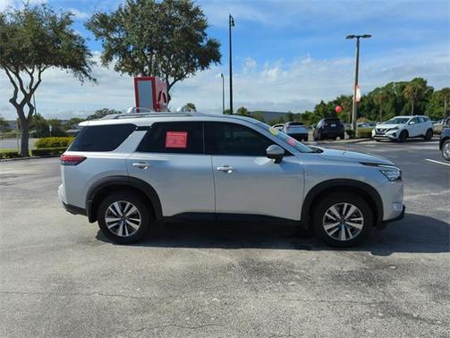 2023 Nissan Pathfinder SL