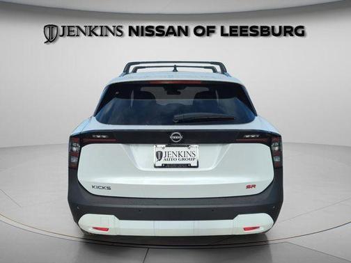 Aspen White Tri 2026 Nissan Kicks SR