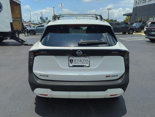 Aspen White Tri 2025 Nissan Kicks SR