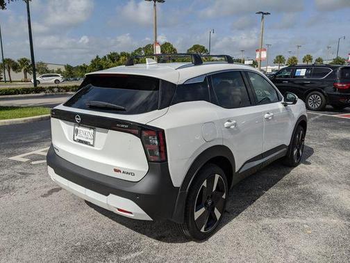Aspen White Tri 2025 Nissan Kicks SR