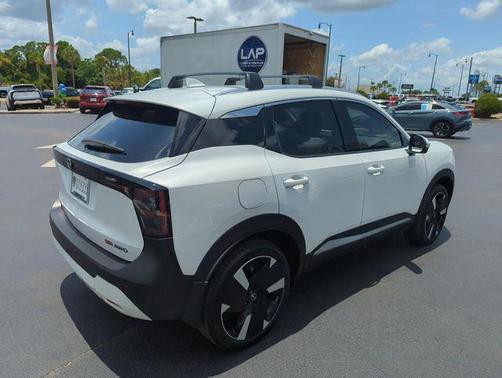 Aspen White Tri 2025 Nissan Kicks SR
