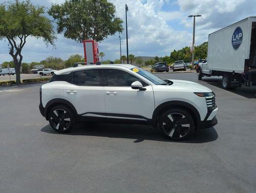 Aspen White Tri 2025 Nissan Kicks SR