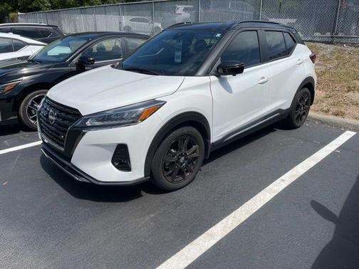 Aspen White / Super Black 2023 Nissan Kicks SR