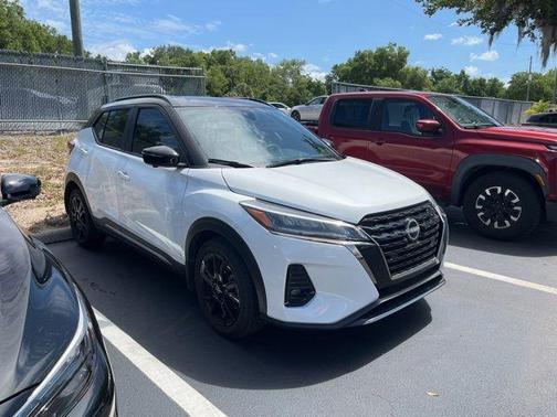 Aspen White / Super Black 2023 Nissan Kicks SR