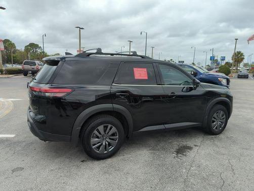 2025 Nissan Pathfinder SV