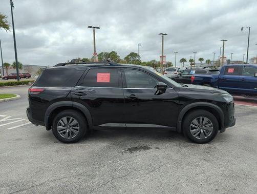 2025 Nissan Pathfinder SV