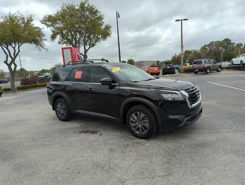 2025 Nissan Pathfinder SV