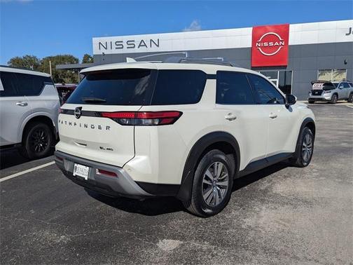 2024 Nissan Pathfinder SL