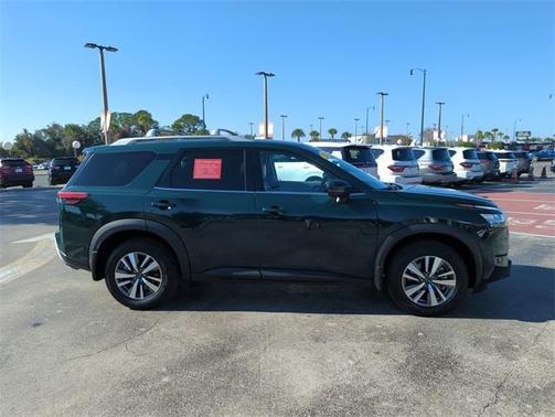 2024 Nissan Pathfinder SL