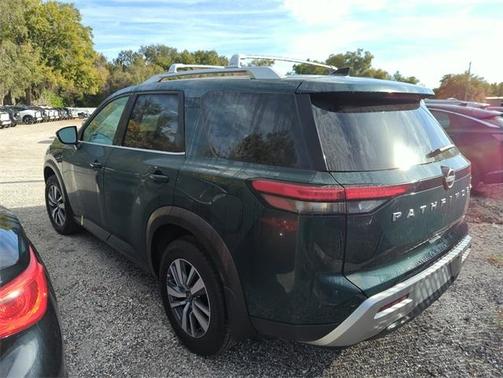 2024 Nissan Pathfinder SL