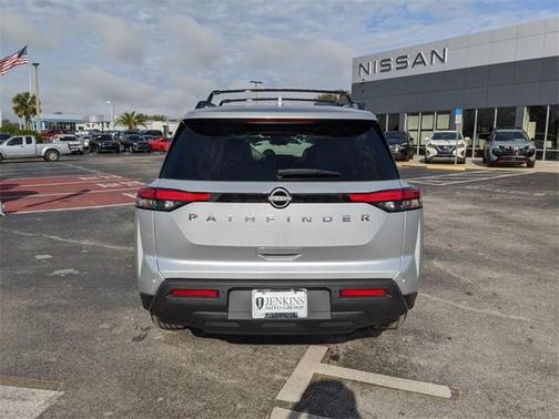 2025 Nissan Pathfinder SV