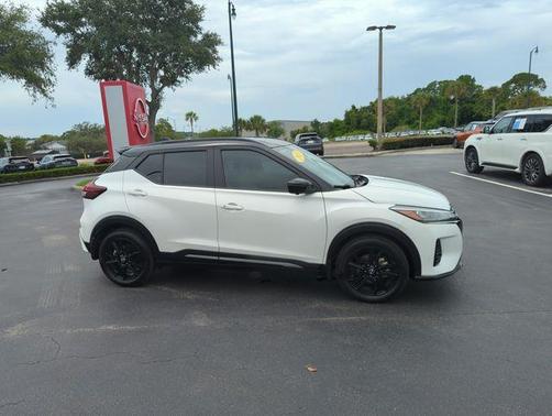 Aspen White / Super Black 2023 Nissan Kicks SR