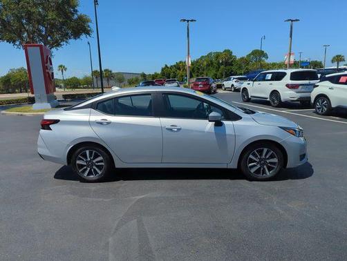 Brilliant Silver Metallic 2023 Nissan Versa 1.6 SV